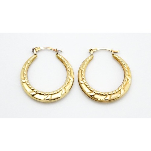 848A - A pair of 9ct gold hoop earrings. Approx 3/4