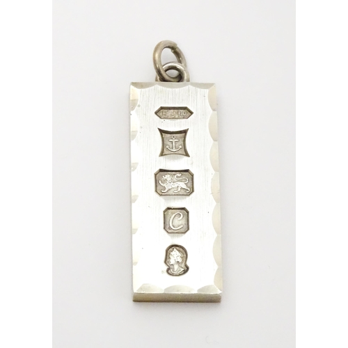 857A - A silver pendant of ingot form hallmarked Birmingham 1977 with Silver Jubilee mark. Approx. 1 7/8