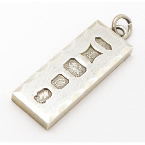 857A - A silver pendant of ingot form hallmarked Birmingham 1977 with Silver Jubilee mark. Approx. 1 7/8