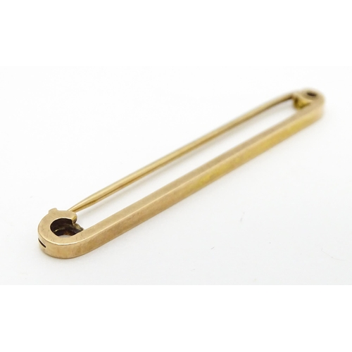 916A - A 9ct gold bar brooch. Together with cased dress studs. Brooch approx. 2