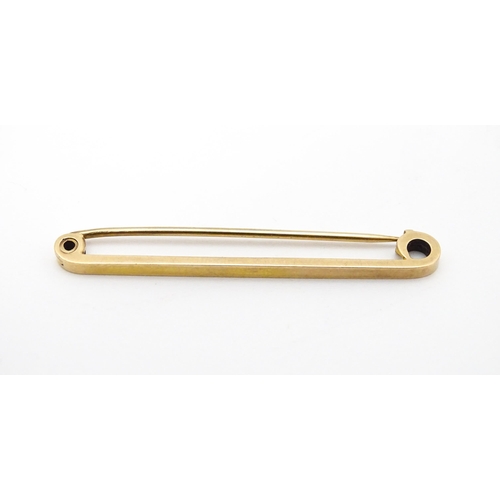 916A - A 9ct gold bar brooch. Together with cased dress studs. Brooch approx. 2