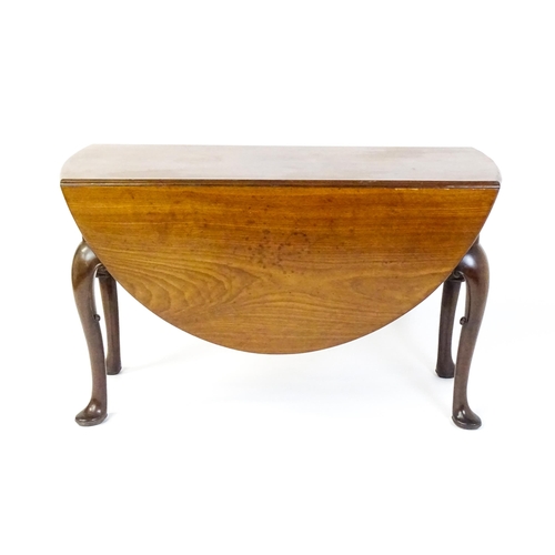 1597 - A late 18thC mahogany drop leaf table, opening to form an oval dining table and raised on four cabri... 