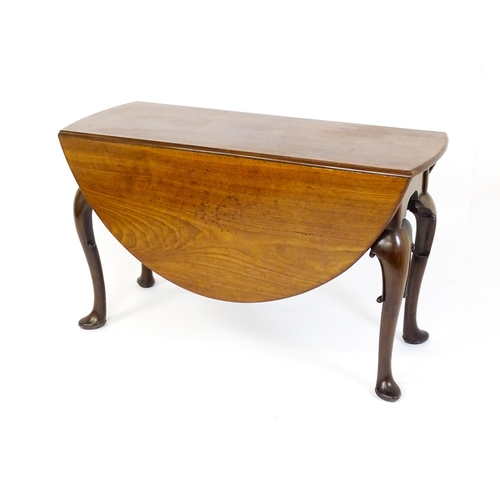 1597 - A late 18thC mahogany drop leaf table, opening to form an oval dining table and raised on four cabri... 