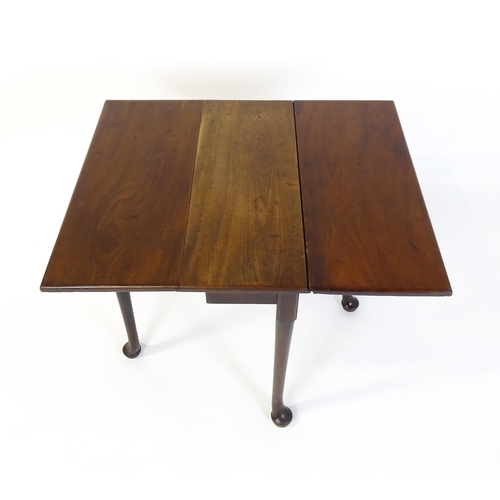 1657 - A 19thC mahogany drop flap table raised on four cabriole legs terminating in pad feet. 30