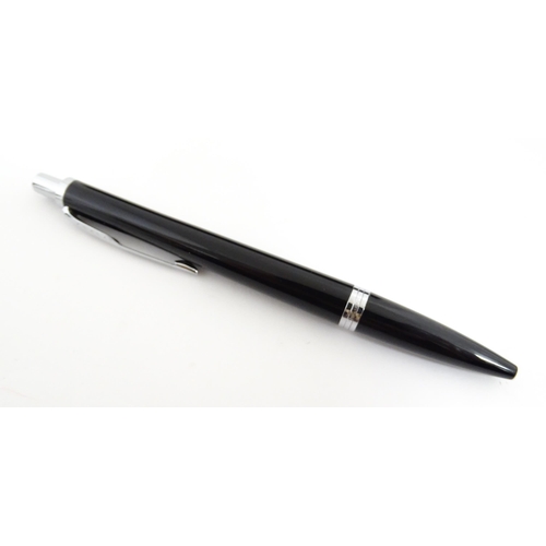 1225A - A quantity of pens, comprising a boxed Parker NL ballpoint, a boxed Parker IIIE ballpoint, a boxed P... 