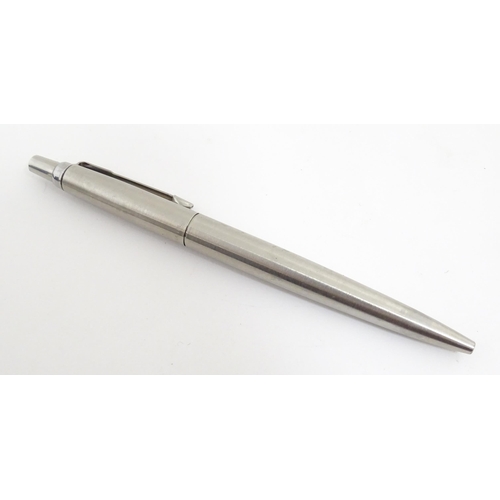 1225A - A quantity of pens, comprising a boxed Parker NL ballpoint, a boxed Parker IIIE ballpoint, a boxed P... 