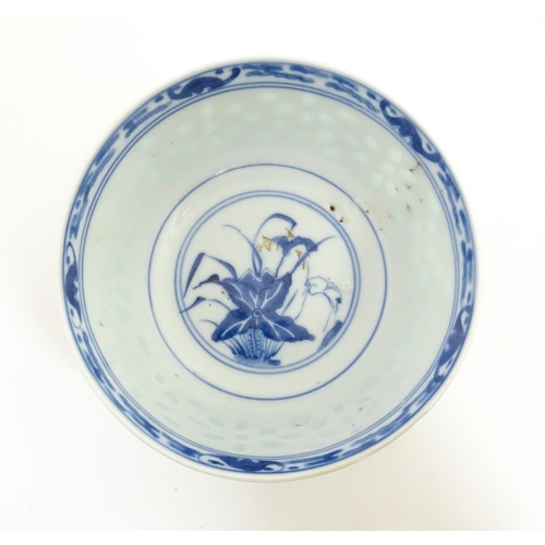 55A - Six assorted Japanese items to include plates decorated with flowers and birds, dishes with scrolled... 