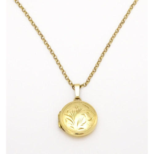 782 - A 9ct gold locket with engraved detail on a 9ct gold chain. Locket approx. 5/8