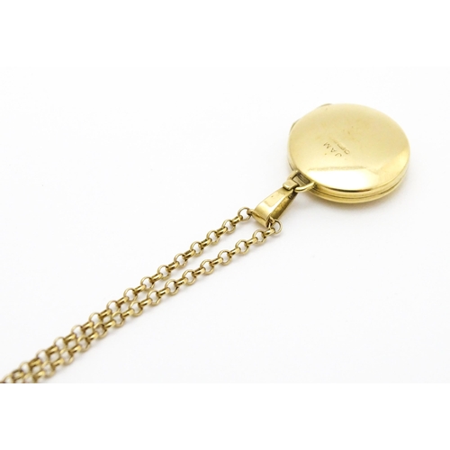 782 - A 9ct gold locket with engraved detail on a 9ct gold chain. Locket approx. 5/8