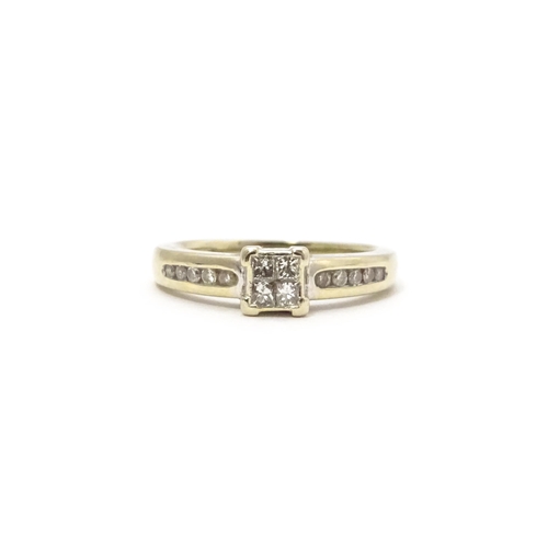 808 - An 18ct white gold ring set with central diamond flanked by further diamonds to shoulders. Ring size... 