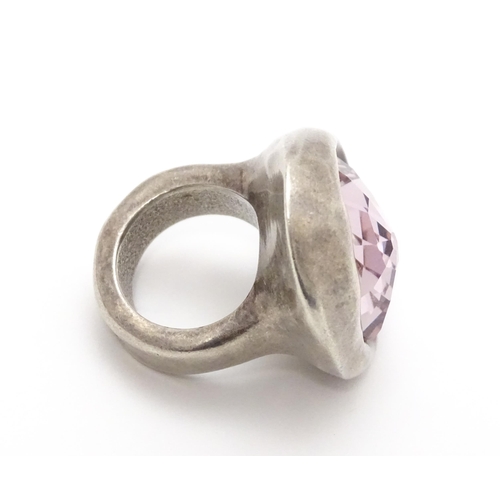 829 - A Spanish white metal dress ring with hammered decoration by Uno de 50. Ring size approx. L