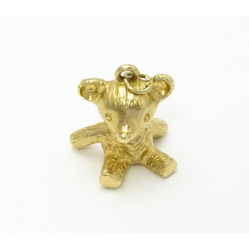 835 - A 9ct gold pendant / charm modelled as a teddy bear, hallmarked London 1977. Approx. 7/8