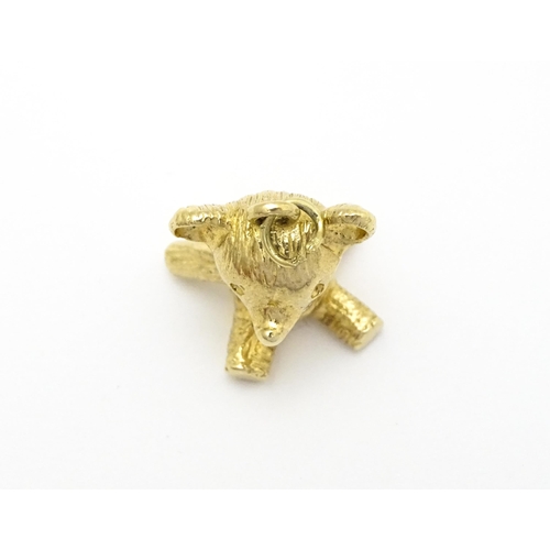 835 - A 9ct gold pendant / charm modelled as a teddy bear, hallmarked London 1977. Approx. 7/8