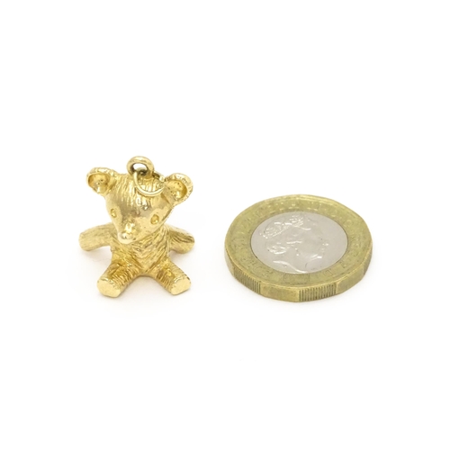 835 - A 9ct gold pendant / charm modelled as a teddy bear, hallmarked London 1977. Approx. 7/8