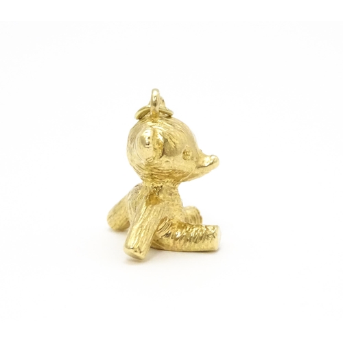 835 - A 9ct gold pendant / charm modelled as a teddy bear, hallmarked London 1977. Approx. 7/8