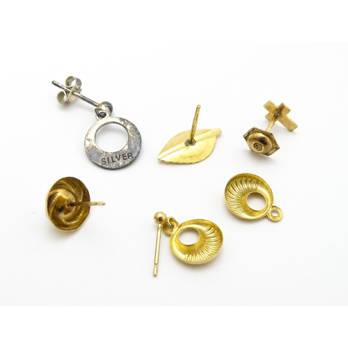 844 - A quantity of assorted gold, yellow metal and silver drop earrings, a gilt metal pendant and a 9ct g... 