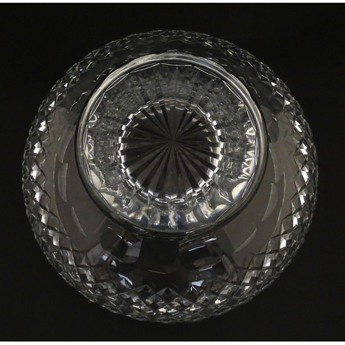 229 - A cut crystal glass bowl. Approx. 6 1/4