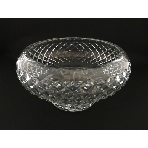 229 - A cut crystal glass bowl. Approx. 6 1/4