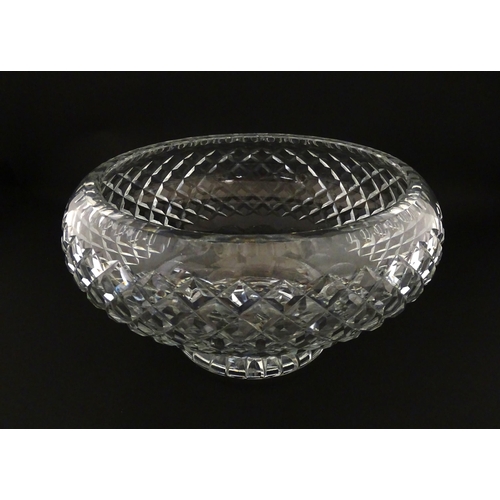 229 - A cut crystal glass bowl. Approx. 6 1/4