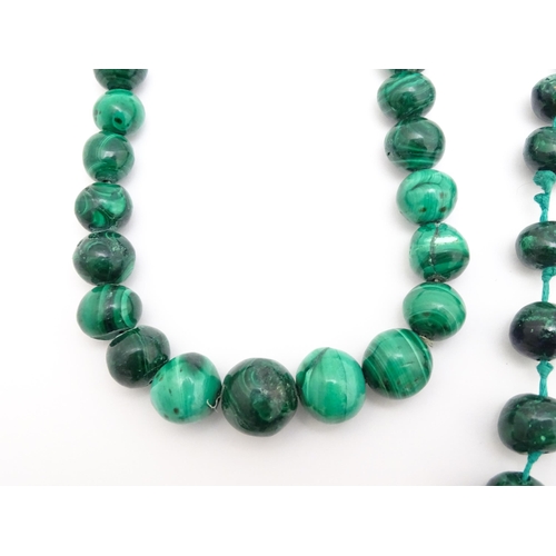 889 - A quantity of assorted green bead necklaces to include jade coloured beads, hardstone, malachite, et... 