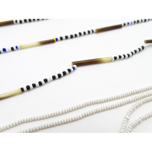 891 - Assorted necklaces to include a pearl necklace with silver clasp, a lapis lazuli and pearl bead neck... 