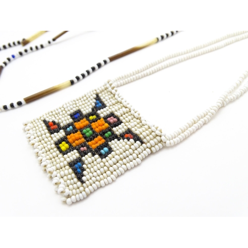 891 - Assorted necklaces to include a pearl necklace with silver clasp, a lapis lazuli and pearl bead neck... 