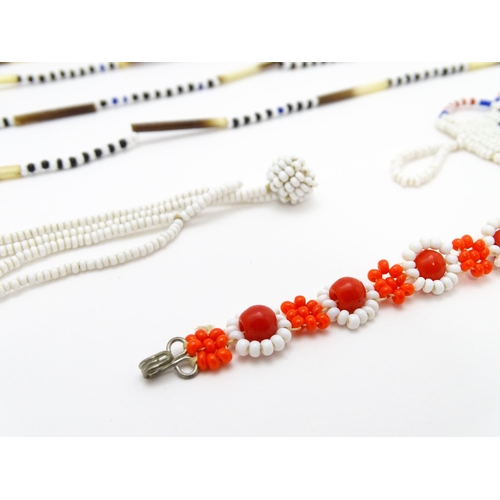 891 - Assorted necklaces to include a pearl necklace with silver clasp, a lapis lazuli and pearl bead neck... 