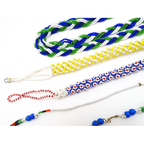 891 - Assorted necklaces to include a pearl necklace with silver clasp, a lapis lazuli and pearl bead neck... 