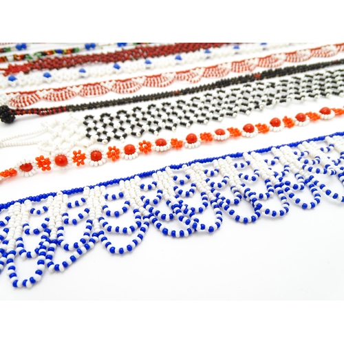 891 - Assorted necklaces to include a pearl necklace with silver clasp, a lapis lazuli and pearl bead neck... 