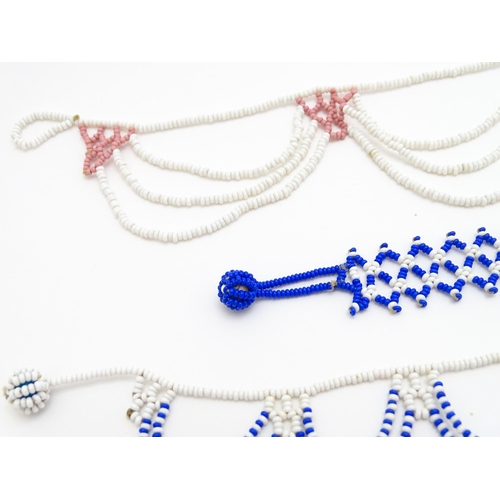 891 - Assorted necklaces to include a pearl necklace with silver clasp, a lapis lazuli and pearl bead neck... 