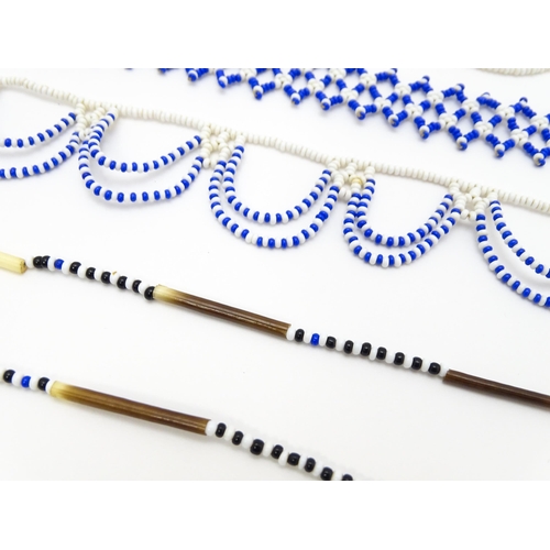 891 - Assorted necklaces to include a pearl necklace with silver clasp, a lapis lazuli and pearl bead neck... 