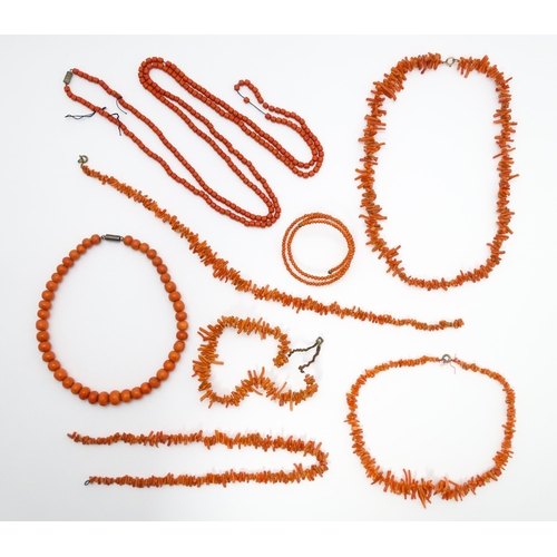 895 - Assorted vintage coral bead jewellery to include necklaces and a bracelet