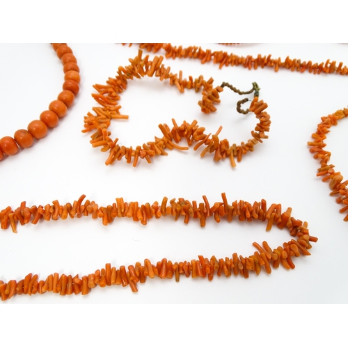 895 - Assorted vintage coral bead jewellery to include necklaces and a bracelet