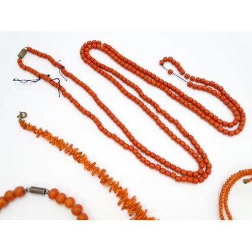 895 - Assorted vintage coral bead jewellery to include necklaces and a bracelet