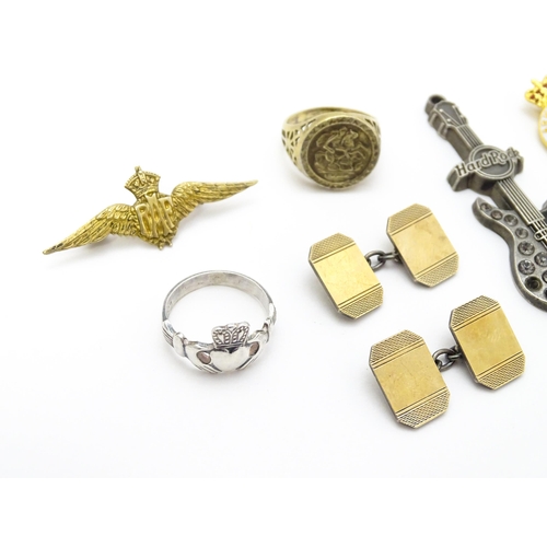 905 - A quantity of assorted silver, silver gilt, white metal and gilt metal items to include brooches, cu... 