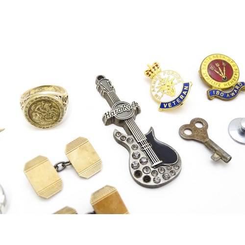 905 - A quantity of assorted silver, silver gilt, white metal and gilt metal items to include brooches, cu... 