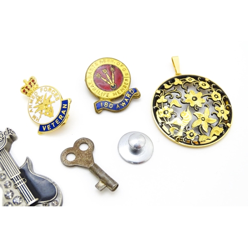 905 - A quantity of assorted silver, silver gilt, white metal and gilt metal items to include brooches, cu... 