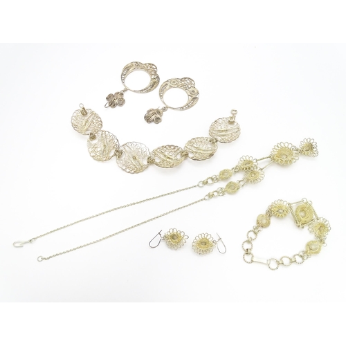 913 - Assorted white metal filigree jewellery to include bracelets etc.