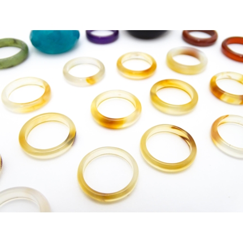 914 - A quantity of assorted vintage / retro rings to include some hardstone examples, etc.