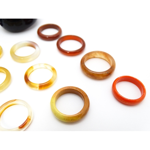 914 - A quantity of assorted vintage / retro rings to include some hardstone examples, etc.