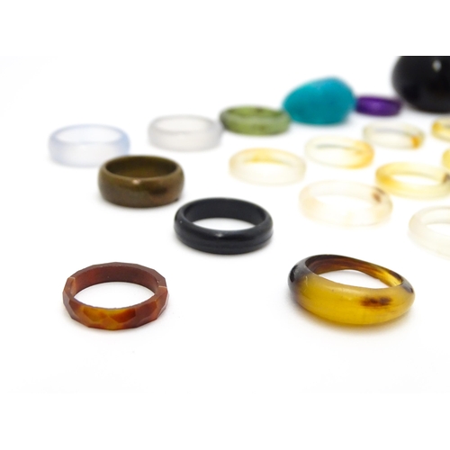 914 - A quantity of assorted vintage / retro rings to include some hardstone examples, etc.