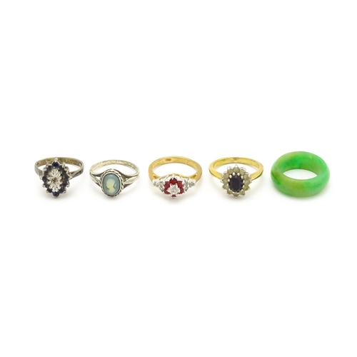 915 - Five assorted dress rings to include a silver examples (5)