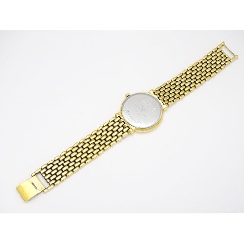 934 - A Raymond Weil gold plated stainless steel quartz bracelet wristwatch, the white dial with Roman num... 