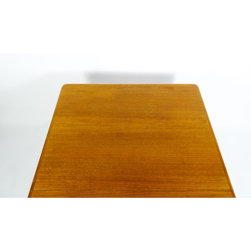 1757 - Vintage / Retro: A mid century extending teak dining table raised on four turned tapering legs and h... 