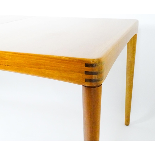 1757 - Vintage / Retro: A mid century extending teak dining table raised on four turned tapering legs and h... 