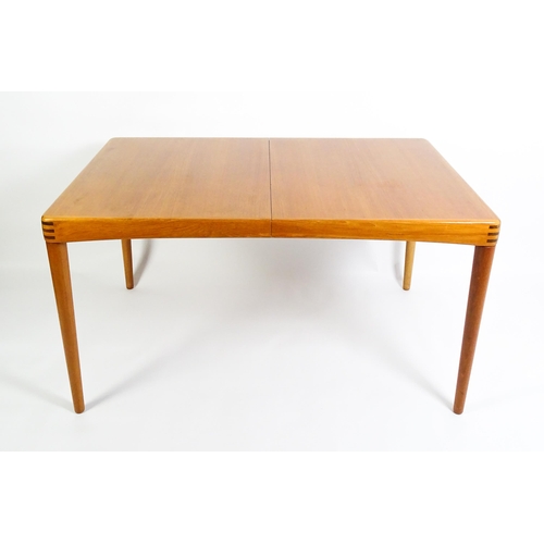 1757 - Vintage / Retro: A mid century extending teak dining table raised on four turned tapering legs and h... 