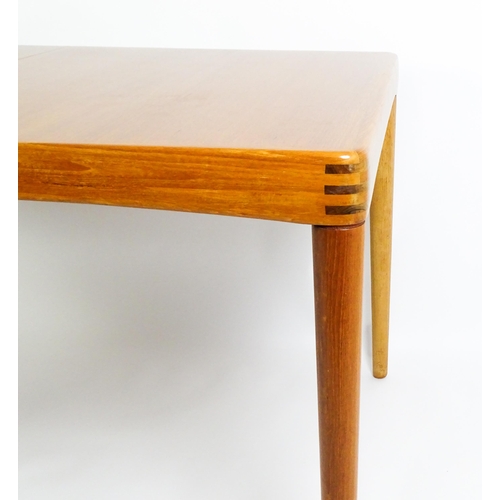 1757 - Vintage / Retro: A mid century extending teak dining table raised on four turned tapering legs and h... 