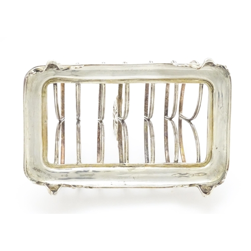 342 - A 19thC silver seven bar toast rack hallmarked London c. 1839. Approx. 7