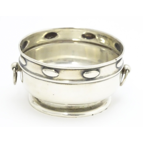 435 - An Arts & Crafts silver bowl with twin ring handles and banded detail, hallmarked Birmingham 1906, m... 