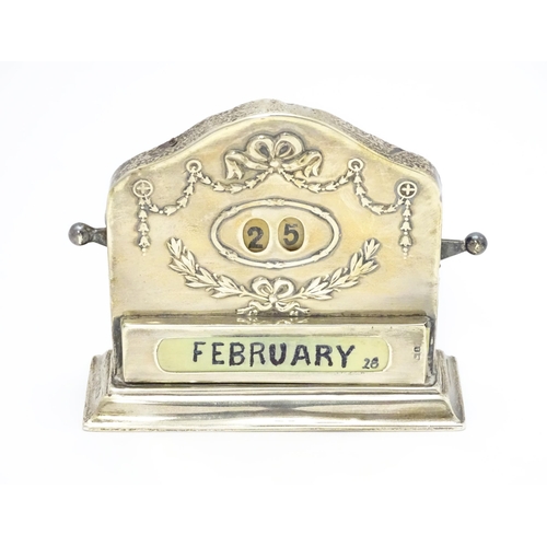 439 - A silver desk calendar with bow and swag detail, hallmarked Birmingham 1910, maker Henry Matthews. A... 